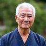 和心ガーデンの創設者にして熟練の庭師、田中賢一の肖像