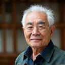 和心ガーデンの盆栽マスター、本田信二の落ち着いた肖像